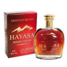 Eau-de-vie arménienne "Hayasa" coffret cadeau, 9 ans dâge 40% vol. Армянский коньяк "Айаса" 9 лет выдержки 40% алк. 0.5L