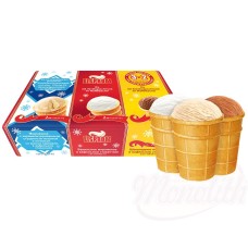 Glace au lait condensé sucré caramélisé et fourré au caramel dans un gobelet gaufré, glace à la vanille dans un gobelet gaufré, glace au chocolat dans un gobelet gaufré 